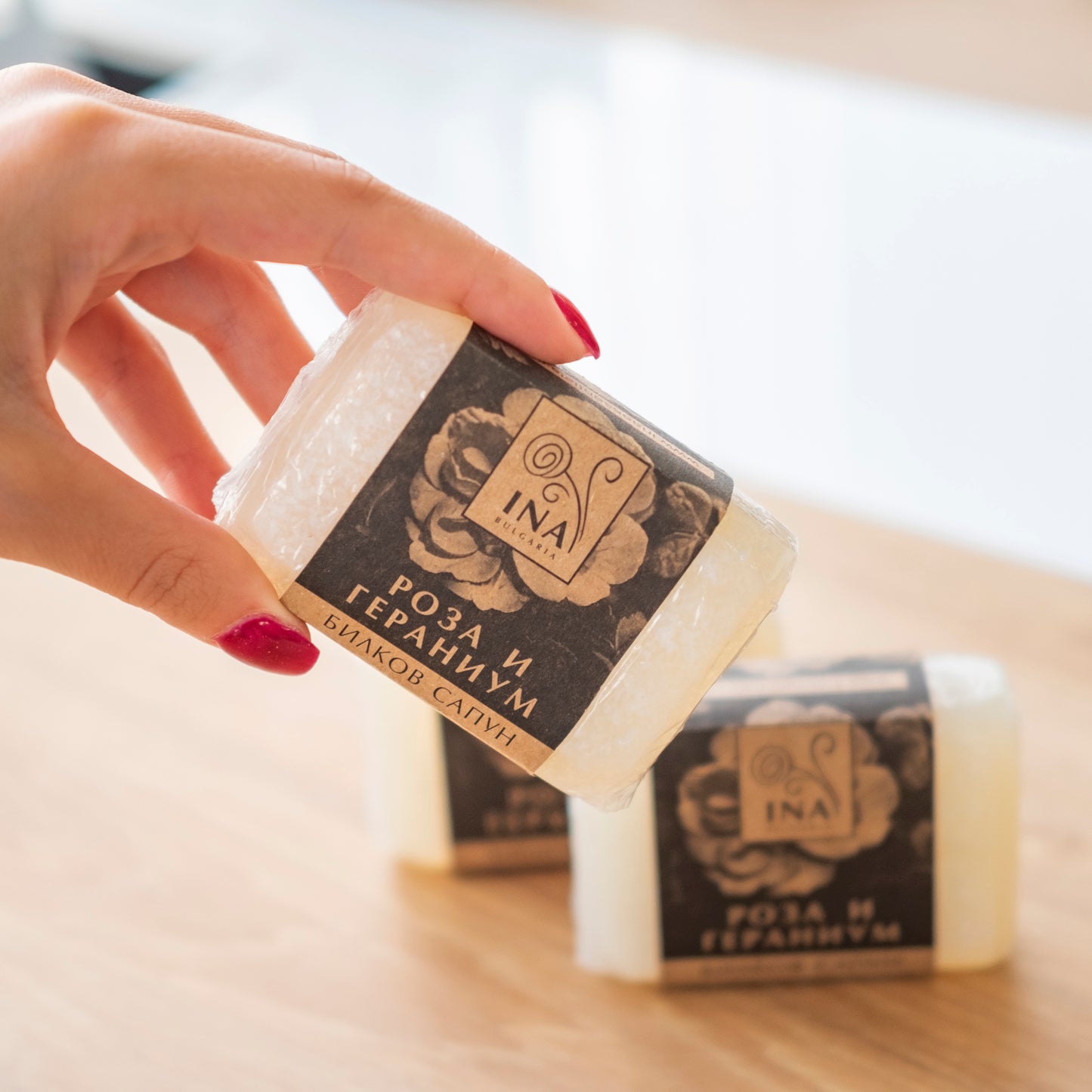+ Geschenk Natürliche Kräuterseife mit Rosen-Damascena-Öl und Geranie - pflegende Wirkung