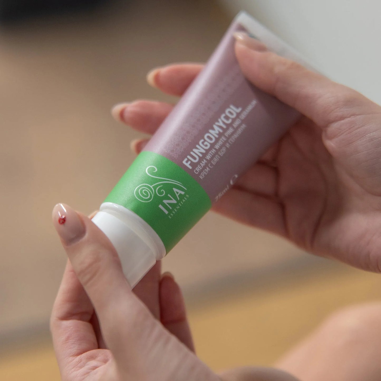 Kaufen Sie 2 Cremes gegen Nagelpilz oder trockene und rissige Haut und erhalten Sie 2 Bio-Weißkiefernwässer gratis