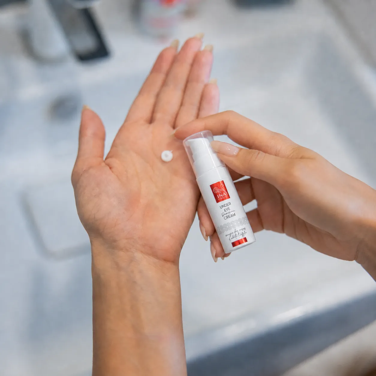Schritt beim richtigen Auftragen der Augencreme Rose Eye Lift